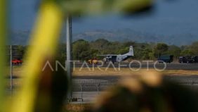 Tiga kru pesawat udara milik Pusat Penerbangan TNI Angkatan Laut (Puspenerbal) dinyatakan selamat tanpa cedera usai mengalami insiden saat melakukan pendaratan di Bandara Internasional Sultan Hasanuddin Makassar, Kabupaten Maros, Sulawesi Selatan.