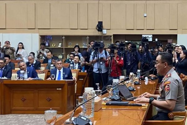 Calon Kapolri Komjen Pol. Suyudi Ario Seto menjalani uji kelayakan dan kepatutan di Komisi III DPR RI, kompleks parlemen, Jakarta, Kamis (1/10/2026). 