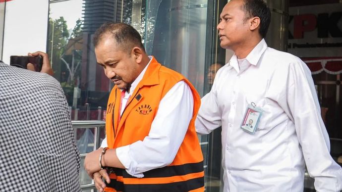 Tersangka kasus dugaan korupsi di lingkungan pemerintahan Kabupaten Pemalang, Anom Widiyantoro (tengah) berjalan menuju mobil tahanan usai menjalani pemeriksaan di Gedung Merah Putih KPK,Jakarta, Rabu (12/8/2026). KPK melakukan pemeriksaan terhadap Bupati Pemalang nonaktif Anom Widiyantoro sebagai tersangka terkait kasus dugaan korupsi di lingkungan pemerintahan Kabupaten Pemalang, Jawa Tengah.