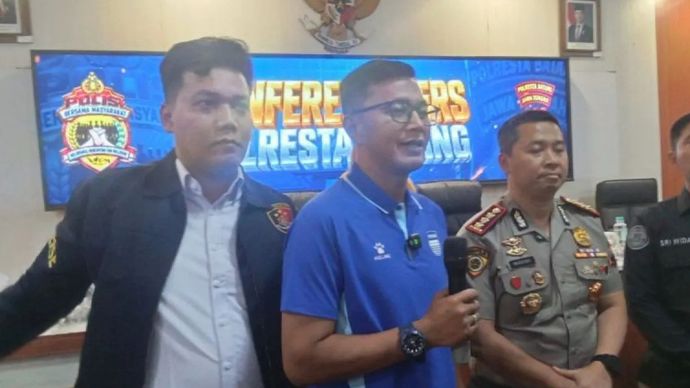 Kapolresta Batang Kombes Pol. Warsono bersama Kasatreskrim Polresta Batang Kompol Bintoro Theo Pratama dan Direktur Pengembangan Pemain Muda PT Persib Bandung Bermartabat Zaenal Arif memberikan keterangan pers terkait penetapan tiga tersangka kasus penyerangan dan perusakan bus tim Persib Bandung U-18 di Batang, Jawa Tengah, Senin (19/10/2026)