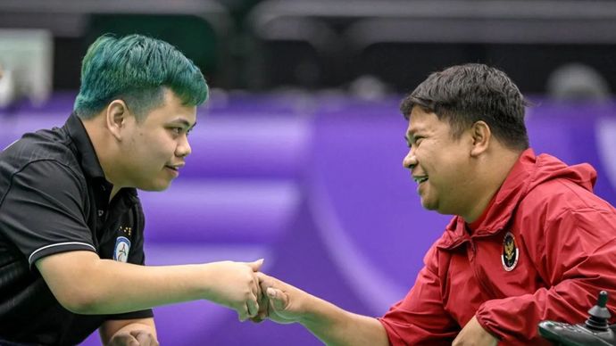Atlet Boccia Indonesia Felix Ardi Yudha (kanan) bersalaman dengan lawannya asal Thailand Phakphum Linchum (kiri) saat final tunggal putra BC2 Asian Para Games 2026 di Nagoya City General Gymnasium, Nagoya, Jepang, Rabu (21/10/2026).
