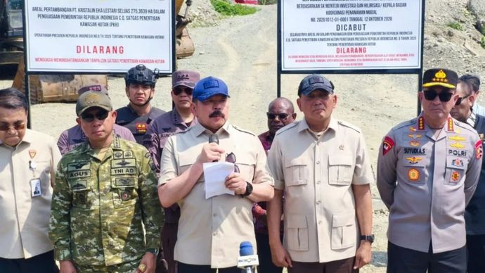 Jaksa Agung Sanitiar Burhanuddin saat menggelar jumpa pers didampingi Menhan Sjafrie Sjamsoeddin, Panglima TNI Jenderal Agus Subiyanto, dan Kapolri Jendral Suyudi Ario Seto di Nabire, Kamis (22/10/2026). 