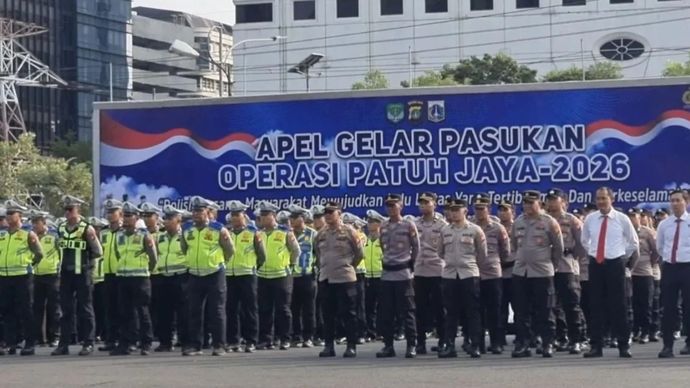 Sejumlah personel Polda Metro Jaya melaksanakan Apel Gelar Pasukan Operasi Patuh Jaya 2026 di Lapangan Ditlantas Polda Metro Jaya, Senin (26/10/2026). 