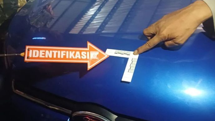 Polisi melakukan olah tempat kejadian perkara (TKP) penemuan proyektil di dekat mobil Ford Ecosport di sebuah showroom di Jalan Raya Jambore, Cibubur, Ciracas, Jakarta Timur, Senin (26/10/2026).