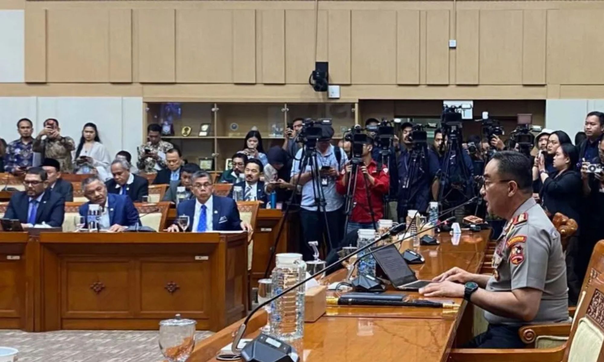 Calon Kapolri Komjen Pol. Suyudi Ario Seto menjalani uji kelayakan dan kepatutan di Komisi III DPR RI, kompleks parlemen, Jakarta, Kamis (1/10/2026).  <b>(Antara)</b>