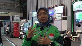 Pengemudi ojek online (ojol) yang menggunakan motor listrik, Ratih Intan Kumala Wiegsu atau yang kerap disapa Kak Intan, mengungkapkan penggunaan motor listrik membuat pengeluaran hariannya lebih hemat dibandingkan motor berbahan bakar bensin.