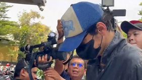 Polres Metro Jakarta Barat menangkap dua pengedar narkotika berinisial HS (31) dan FB (41) yang diduga kuat menjadi pemasok barang haram kepada aktor Revaldo Fifaldi.