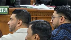 Suami dan anak Bupati non-aktif Pekalongan Fadia Arafiq, yakni Ashraff Abu dan Muhammad Sabiq Ashraff, dihadirkan sebagai saksi dalam sidang kasus dugaan korupsi yang menjerat orang nomor satu di Kabupaten Pekalongan tersebut.
