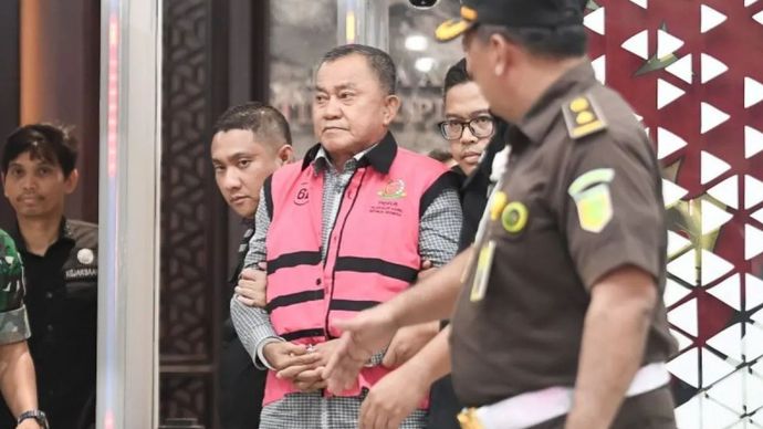 Tersangka dugaan tindak pidana korupsi tata kelola program Makan Bergizi Gratis (MBG) pada Badan Gizi Nasional (BGN) Lodewyk Pusung (tengah) berjalan memasuki mobil tahanan di Kejaksaan Agung, Jakarta, Rabu (3/6/2026)