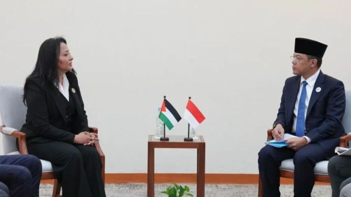 Menteri Luar Negeri (Menlu) Republik Indonesia Sugiono saat bertemu dengan Menteri Pembangunan Sosial Palestina Samah Hamad di sela-sela Pertemuan ke-59 ASEAN Foreign Minister&rsquo;s Meeting, Post-Ministerial Conferences and Related Meetings (AMM-PMC) di Manila, Filipina.
