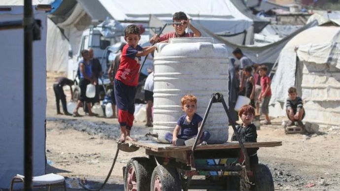 Sejumlah anak Palestina yang yang berada dalam kamp pengungsian mengisi tandon air di titik distribusi air di Nuseirat, Jalur Gaza tengah, Rabu (7/10/2026). Tentara pendudukan Israel terus melakukan penyerangan kepada warga Palestina di Gaza pada hari Rabu, dilaporkan 2 warga Palestina tewas.