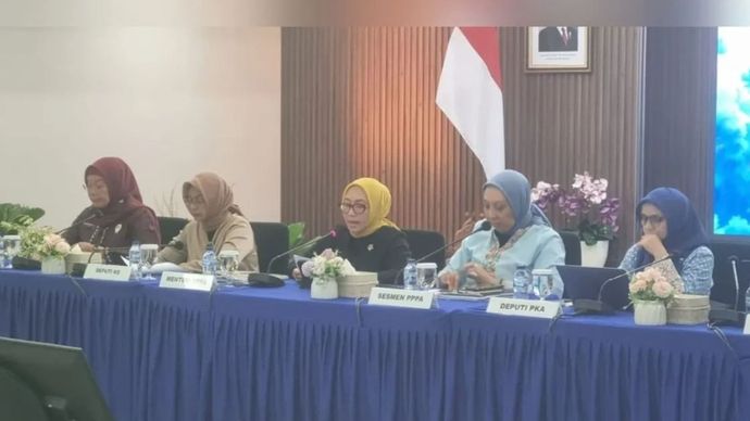 Menteri Pemberdayaan Perempuan dan Perlindungan Anak (PPPA) Arifah Fauzi (tengah) dalam konferensi pers di Jakarta, Selasa (27/10/2026