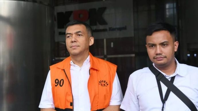 Tersangka kasus dugaan korupsi pengurusan izin tinggal warga negara asing (WNA) di Indonesia Silmy Karim (kiri) berjalan menuju mobil tahanan seusai menjalani pemeriksaan di Gedung Merah Putih KPK, Jakarta, Rabu (23/9/2026).