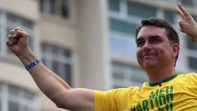 Politikus sayap kanan Brasil, Flavio Bolsonaro, secara terbuka mengeklaim dirinya sebagai presiden yang sah dan berikrar akan memimpin kubu oposisi untuk melawan pemerintahan Luiz Inacio Lula da Silva dari tempat pengasingannya di Amerika Serikat.