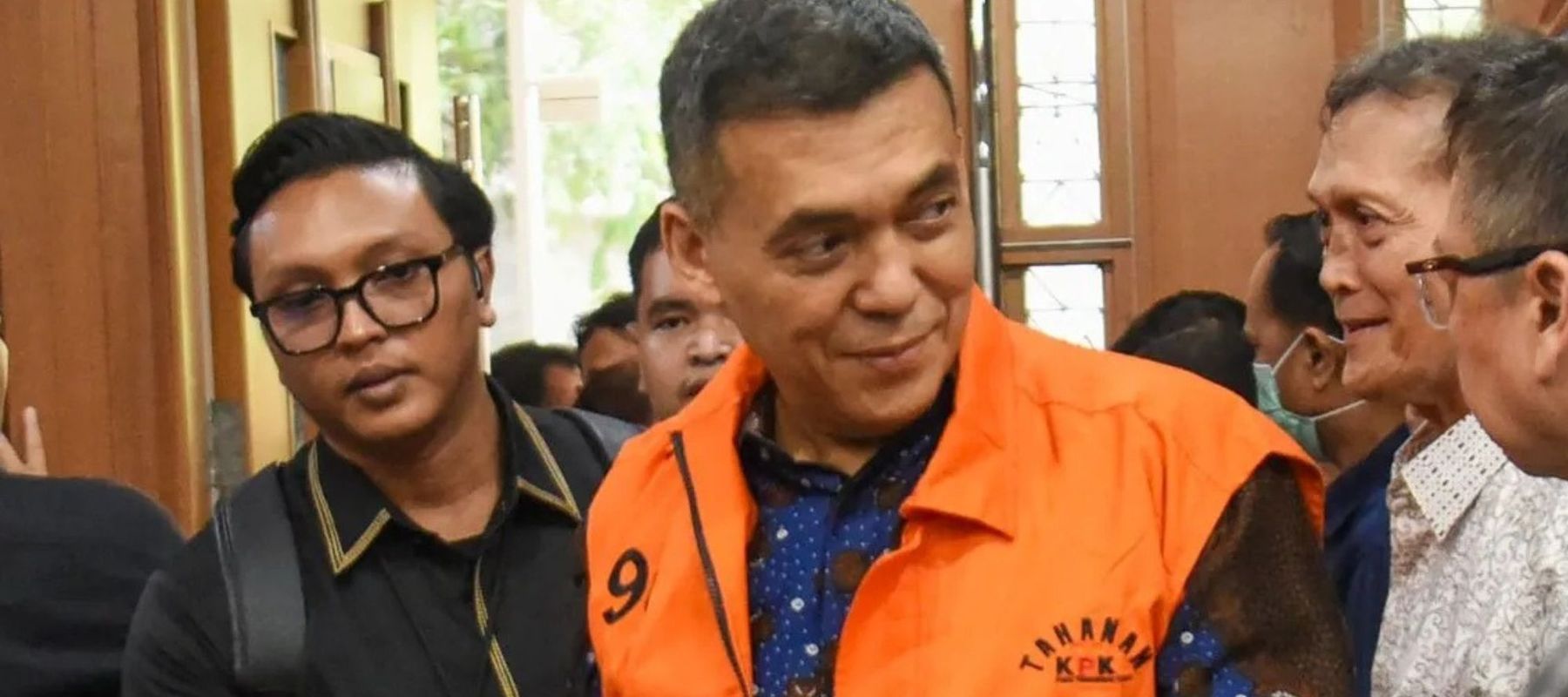 Terdakwa kasus dugaan pemerasan dan gratifikasi pengurusan izin tinggal WNA di lingkungan Ditjen Imigrasi, Silmy Karim (tengah) berjalan memasuki ruangan untuk mengikuti sidang pembacaan surat dakwaan di Pengadilan Tipikor, Jakarta, Kamis (29/10/2026