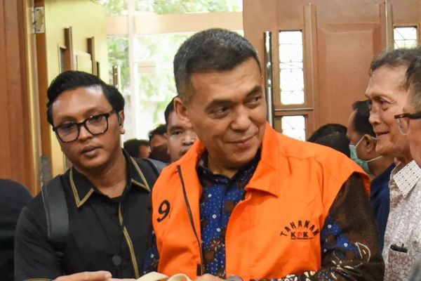 Terdakwa kasus dugaan pemerasan dan gratifikasi pengurusan izin tinggal WNA di lingkungan Ditjen Imigrasi, Silmy Karim (tengah) berjalan memasuki ruangan untuk mengikuti sidang pembacaan surat dakwaan di Pengadilan Tipikor, Jakarta, Kamis (29/10/2026