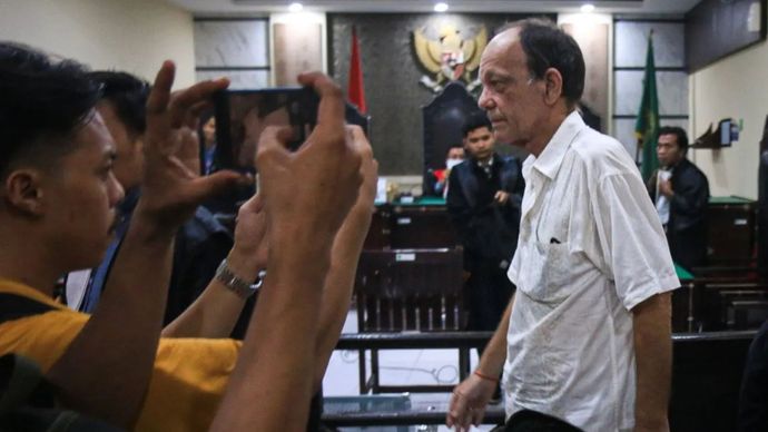 Arsip foto-William John Matheson, salah seorang terdakwa pencemaran air di Gili Trawangan dan Meno usai menjalani sidang putusan di Pengadilan Negeri Mataram, NTB, Kamis petang (31/10/2024).
