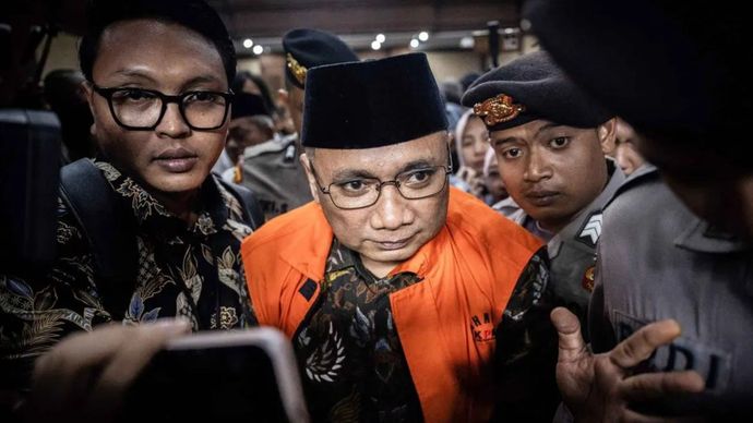 Terdakwa kasus dugaan korupsi kuota haji Yaqut Cholil Qoumas berjalan keluar usai sidang pembacaan dakwaan di Pengadilan Tipikor, Jakarta, Selasa (11/8/2026). Jaksa Penuntut Umum (JPU) KPK mendakwa Menteri Agama periode 2020-2024 Yaqut Cholil Qoumas merugikan keuangan negara sebesar Rp622 miliar dalam kasus dugaan korupsi kuota haji Indonesia pada tahun 2023-2024.