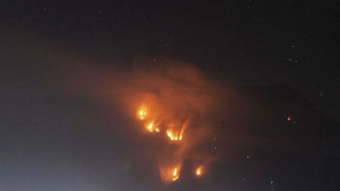 Sejumlah titik api baru kebakaran hutan di kawasan Taman Nasional Bromo Tengger Semeru (TNBTS) terlihat dari Desa Ngadisari, Kecamatan Sukapura, Probolinggo, Jawa Timur, Senin (10/8/2026). Balai Besar TNBTS mencatat luas area terdampak kebakaran di kawasan Gunung Bromo mencapai 550 hektare dan masih dalam proses pendataan.