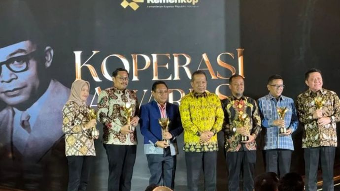 Menteri Koperasi Ferry Juliantono (tengah) dalam penyerahan piala pada Koperasi Awards 2026 di Jakarta, Kamis (20/8/2026) malam.