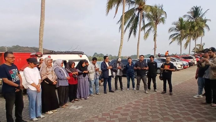 Direktur Pemberitaan LKBN ANTARA Virgandhi Prayudantoro menghadiri doa bersama dengan jurnalis Banten untuk keselamatan rombongan media yang hilang kontak dalam speed boat di Perairan Selat Sunda, Kabupaten Pandeglang saat melakukan peliputan aktivitas erupsi Gunung Anak Krakatau, Rabu (9/9/2026)
