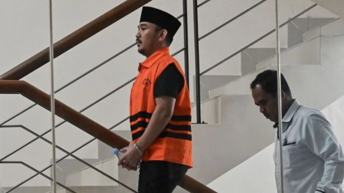 Tersangka kasus dugaan korupsi proyek di lingkungan pemerintahan Kabupaten Bekasi Ade Kuswara Kunang (kiri) berjalan menuju ruang pemeriksaan di Gedung Merah Putih KPK, Rabu (8/4/2026). KPK melakukan pemeriksaan lanjutan terhadap Bupati Bekasi nonaktif Ade Kuswara Kunang terkait dugaan suap ijon proyek di Kabupaten Bekasi sebanyak Rp 14,2 miliar