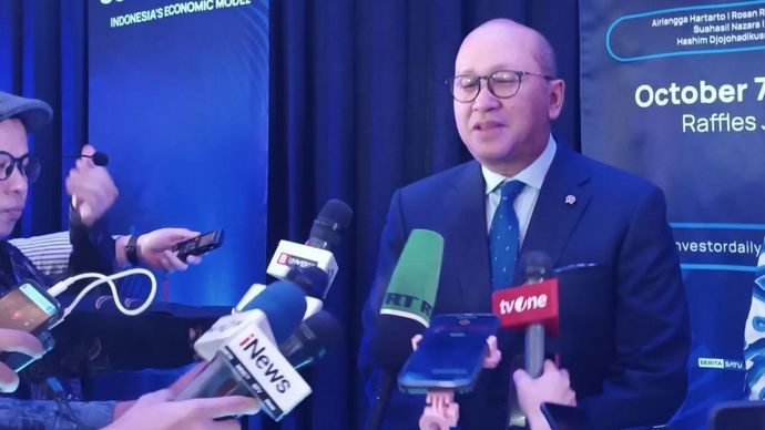 Menteri Investasi dan Hilirisasi Rosan Perkasa Roeslani memberi keterangan kepada media di Jakarta, Rabu (7/10/2026)