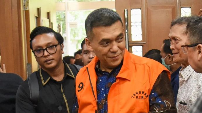 Terdakwa kasus dugaan pemerasan dan gratifikasi pengurusan izin tinggal WNA di lingkungan Ditjen Imigrasi, Silmy Karim (tengah) berjalan memasuki ruangan untuk mengikuti sidang pembacaan surat dakwaan di Pengadilan Tipikor, Jakarta, Kamis (29/10/2026). Mantan Wakil Menteri Imigrasi dan Pemasyarakatan tersebut didakwa secara bersama-sama dengan terdakwa lainnya melakukan pemerasan dalam pengurusan izin tinggal warga negara asing (WNA) senilai total Rp168,92 miliar pada kurun waktu 2021-2026 serta menerima gratifikasi mencapai Rp33,94 miliar yang terdiri atas uang tunasi dan saham