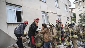 Sebuah bangunan apartemen setinggi tujuh lantai yang terletak di wilayah Istanbul bagian timur mengalami runtuh sebagian pada Kamis, 8 Oktober 2026, menyebabkan sejumlah warga terjebak di bawah reruntuhan bangunan.
