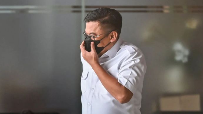 Pejabat fungsional Bea Cukai Madya atau Ahli Madya pada Direktorat Jenderal Bea Cukai Kementerian Keuangan, Ahmad Dedi berjalan keluar usai menjalani pemeriksaan di Gedung Merah Putih KPK, Jakarta, Jumat (8/5/2026). KPK memeriksa Ahmad Dedi sebagai saksi terkait kasus dugaan suap barang impor di lingkungan Direktorat Jenderal Bea Cukai
