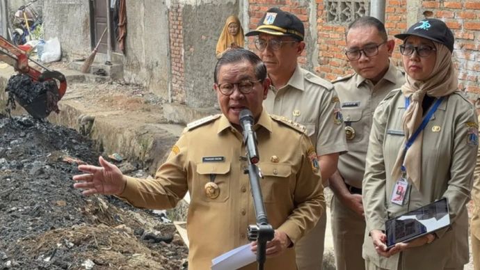 Gubernur DKI Jakarta Pramono Anung Wibowo saat dijumpai usai meninjau pengerukan Kali Kebon Melati, Jakarta Pusat, Senin (28/9/2026)
