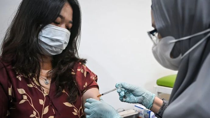 Arsip foto - Dokter memberikan vaksin influenza Flubio kepada warga di Klinik Pratama Aisyah, Taman Sari, Jakarta, Senin (5/1/2026). Kementerian Kesehatan mencatat terdapat 62 kasus influenza A (H3N2) subclade K atau superflu di Indonesia selama periode Agustus-Desember 2025 dengan mayoritas kasus terjadi pada perempuan dan anak-anak, sehingga masyarakat diimbau menerapkan perilaku hidup bersih dan sehat serta mendapatkan vaksinasi influenza tahunan. 