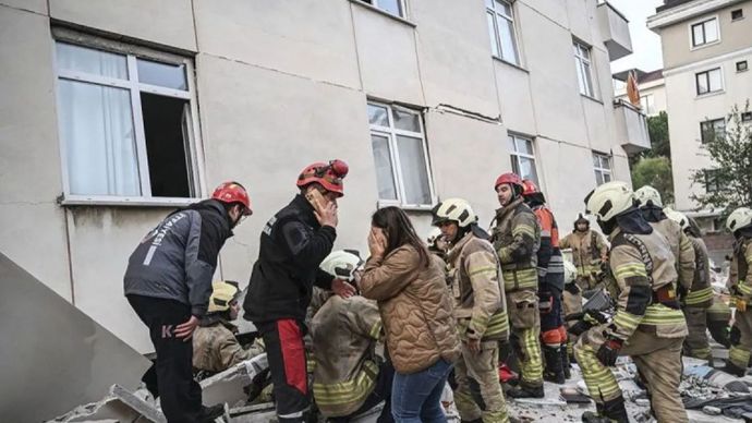Tim pencarian dan penyelamatan terus berupaya mencari dan menyelamatkan orang-orang yang terjebak di bawah puing-puing saat seorang korban luka dibawa ke rumah sakit dengan ambulans setelah lantai bawah gedung tujuh lantai runtuh sebagian di distrik Maltepe, Istanbul, Turki, Kamis (8/10/2026).