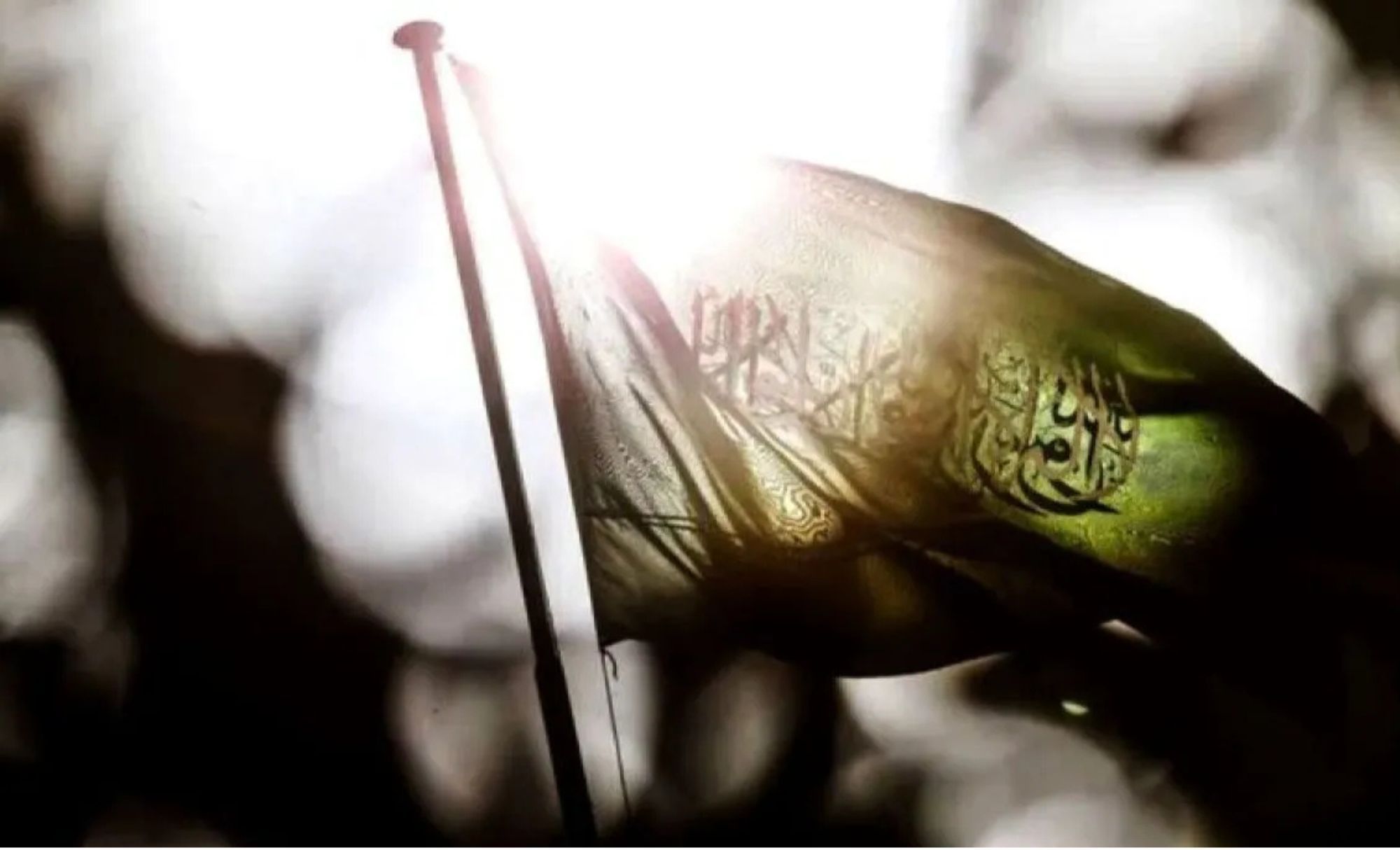 Ilustrasi - Bendera Arab Saudi berkibar di depan konsulat Saudi di Istanbul, Turki, pada 6 November 2018. <b>(Antara)</b>