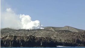 Pusat Vulkanologi dan Mitigasi Bencana Geologi (PVMBG) mencatat Gunung Anak Krakatau yang berada di perairan Selat Sunda, Kabupaten Lampung Selatan, mengalami erupsi sebanyak 20 kali pada Senin, 17 Agustus 2026. 