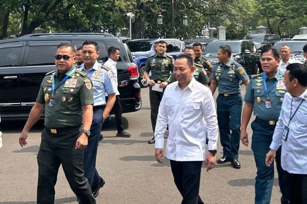 Kepala Staf Angkatan Darat (KSAD) Jenderal TNI Maruli Simanjuntak (kiri) dan Kepala Staf Presiden Listyo Sigit Prabowo (kanan) menghadiri Taklimat Presiden di Kompleks Istana Kepresidenan, Jakarta, Rabu (7/10/2026).