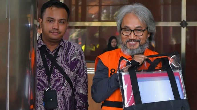 Tersangka kasus dugaan korupsi restitusi pajak di lingkungan Kantor Pelayanan Pajak (KPP) Madya Banjarmasin Mulyono Purwo Wijoyo (kanan) berjalan keluar usai menjalani pemeriksaan di Gedung Merah Putih KPK, Jakarta, Selasa (12/5/2026). KPK memeriksa mantan Kepala Kantor Pelayanan Pajak (KPP) Madya Banjarmasin tersebut sebagai tersangka kasus dugaan korupsi restitusi pajak di lingkungan KPP Madya Banjarmasin dengan barang bukti uang tunai senilai Rp1,5 miliar dan sejumlah bukti transaksi dalam operasi tangkap tangan (OTT). 