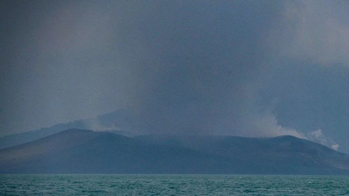 Gunung Anak Krakatau mengeluarkan asap terlihat dari perairan Selat Sunda di Kabupaten Lampung Selatan, Lampung, Rabu (9/9/2026). 