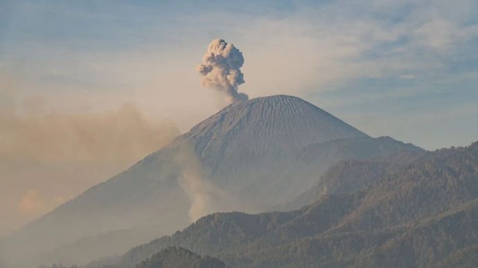 Ilustrasi - Asap vulkanis keluar dari kawah Gunung Semeru dan terlihat dari Desa Ranupani, Lumajang, Jawa Timur