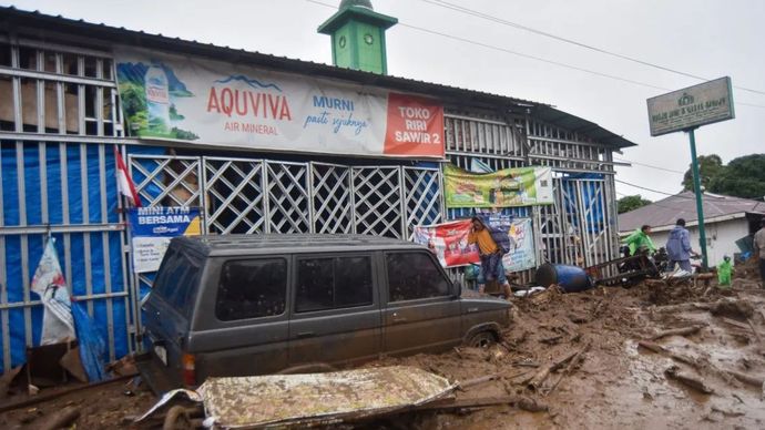 Warga mengecek kondisi kendaraan yang terendam material banjir bandang di Arosuka, Kabupaten Solok, Sumatera Barat, Selasa (22/9/2026). Banjir bandang yang menerjang kawasan perkantoran di pusat kabupaten pada Senin (21/9) malam itu juga memutus akses jalan nasional dan menyebabkan sejumlah korban hilang.