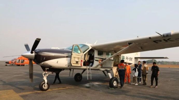 Tim operasi modifikasi cuaca (OMC) memuat bahan semai ke dalam pesawat sebelum melakukan penerbangan untuk meningkatkan potensi hujan di Kalimantan Tengah dan Kalimantan Selatan, Rabu (23/9/2026). 