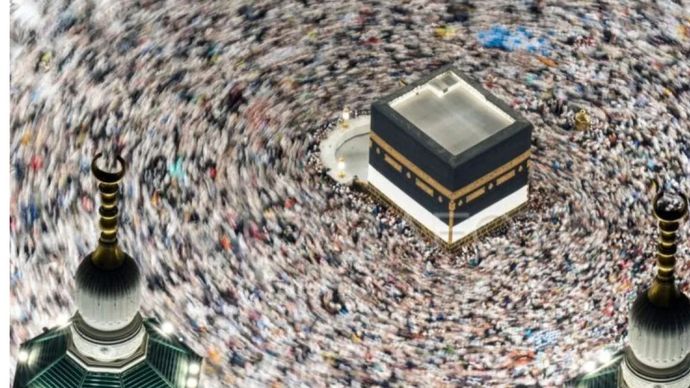 Arsip - Jamaah haji dari berbagai negara melakukan Tawaf di Masjidil Haram, Makkah, Arab Saudi, Minggu (15/6/2025)