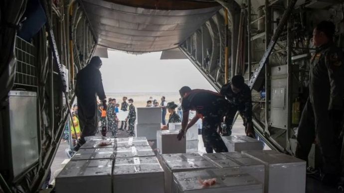 Arsip - Prajurit TNI AU menurunkan boks berisi es kering sebagai bahan semai untuk Operasi Modifikasi Cuaca (OMC) dari dalam pesawat C-130J-30 Super Hercules A-1339 di Apron Alfa Lanud Sri Mulyono Herlambang (SMH), Palembang, Sumatera Selatan, Rabu (21/10/2026). Sebanyak 1,2 ton es kering dan 5 ton natrium klorida (garam) tiba di Palembang menggunakan pesawat milik Skadron Udara 31 Lanud Halim Perdanakusuma, Jakarta, untuk mendukung OMC dalam penanganan kebakaran hutan dan lahan (karhutla).