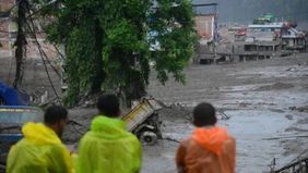 Sekitar 900 wisatawan asing masih belum ditemukan di Nepal dan wilayah Tibet, China, Kamis, 27 Agustus 2026, pascabencana banjir bandang dan tanah longsor dahsyat yang menewaskan sedikitnya 180 orang.