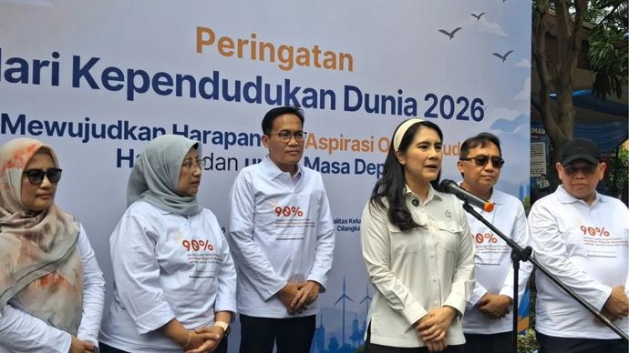 Wamendukbangga/Wakil Kepala BKKBN Ratu Ayu Isyana Bagoes Oka (depan) dalam peringatan Hari Kependudukan Sedunia bersama UNFPA di RPTRA Garuda, Jakarta Timur, pada Kamis (30/7/2026).