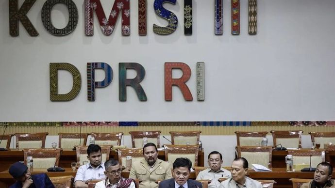 Ketua Komisi III DPR Habiburokhman (tengah) didampingi (dari kiri) anggota Komisi III DPR Rudianto Lallo, Hinca Panjaitan, Adang Daradjatun, dan Bimantoro Wiyono saat menyampaikan keterangan pers terkait RUU tentang Perampasan Aset di Kompleks Parlemen, Senayan, Jakarta, Senin (13/7/2026). Komisi III DPR menegaskan bahwa tidak benar jika menolak membahas RUU tentang Perampasan Aset serta mengatakan akan melibatkan masyarakat untuk memberi masukan. 