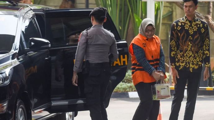 Tersangka kasus dugaan suap pengondisian temuan BPK pada Pemkab Muara Enim Titin Rita Lestari (tengah) keluar dari mobil tahanan untuk menjalani pemeriksaan di Gedung Merah Putih KPK, Jakarta, Jumat (11/9/2026). Mantan Ketua Tim Pemeriksa Badan Pemeriksa Keuangan (BPK) Perwakilan Sumatera Selatan tersebut menjalani pemeriksaan lanjutan sebagai tersangka dalam penyidikan kasus dugaan suap pengondisian hasil audit BPK terhadap laporan keuangan Pemkab Muara Enim tahun anggaran 2025.