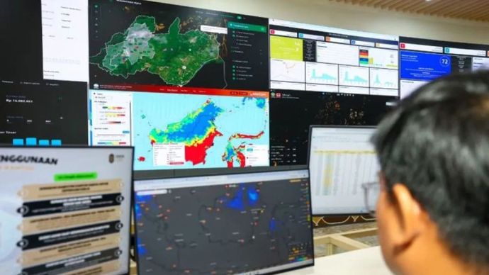 Petugas melakukan pantauan potensi bencana hidrometeorologi dampak musim kemarau di kawasan IKN di sebagian wilayah Kabupaten Penajam Paser Utara dan Kabupaten Kutai Kartanegara, Provinsi Kalimantan Timur dengan sistem digital.