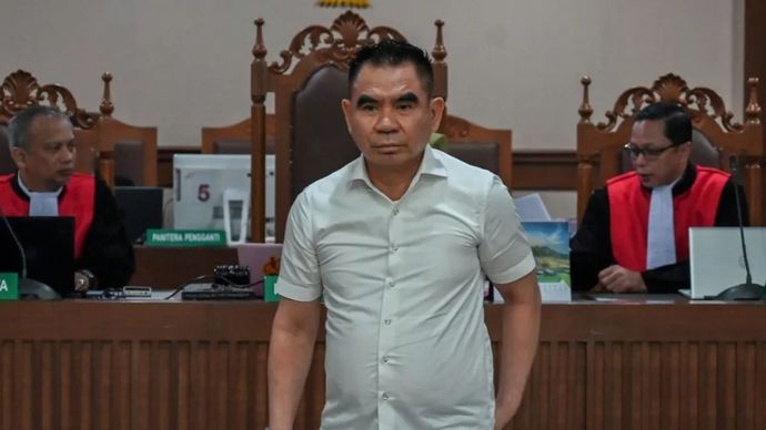 Terdakwa kasus dugaan suap tata kelola pertambangan nikel di Sulawesi Tenggara periode 2013-2025, Laode Sinarwan Oda (tengah) mengikuti sidang lanjutan di Pengadilan Tipikor, Jakarta, Kamis , Kamis (15/10/2026). Sidang tersebut beragenda mendengarkan keterangan terdakwa saat menjabat Direktur PT Toshida Indonesia