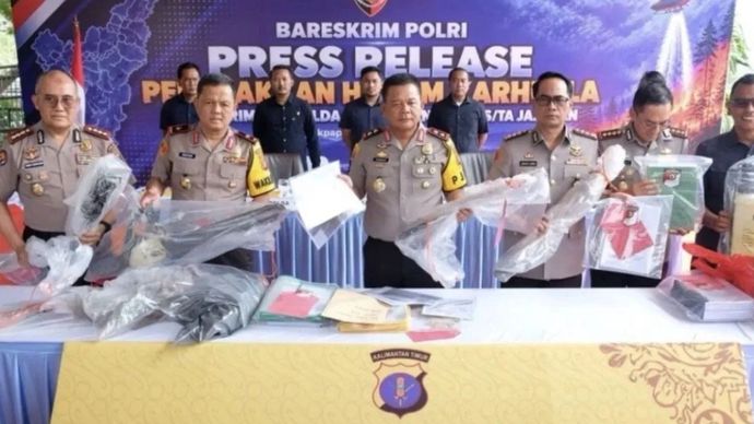 Kapolda Irjen Polisi Endar Priantoro menampilkan barang bukti kasus-kasus karhutla yang ditangani Polda Kaltim. 